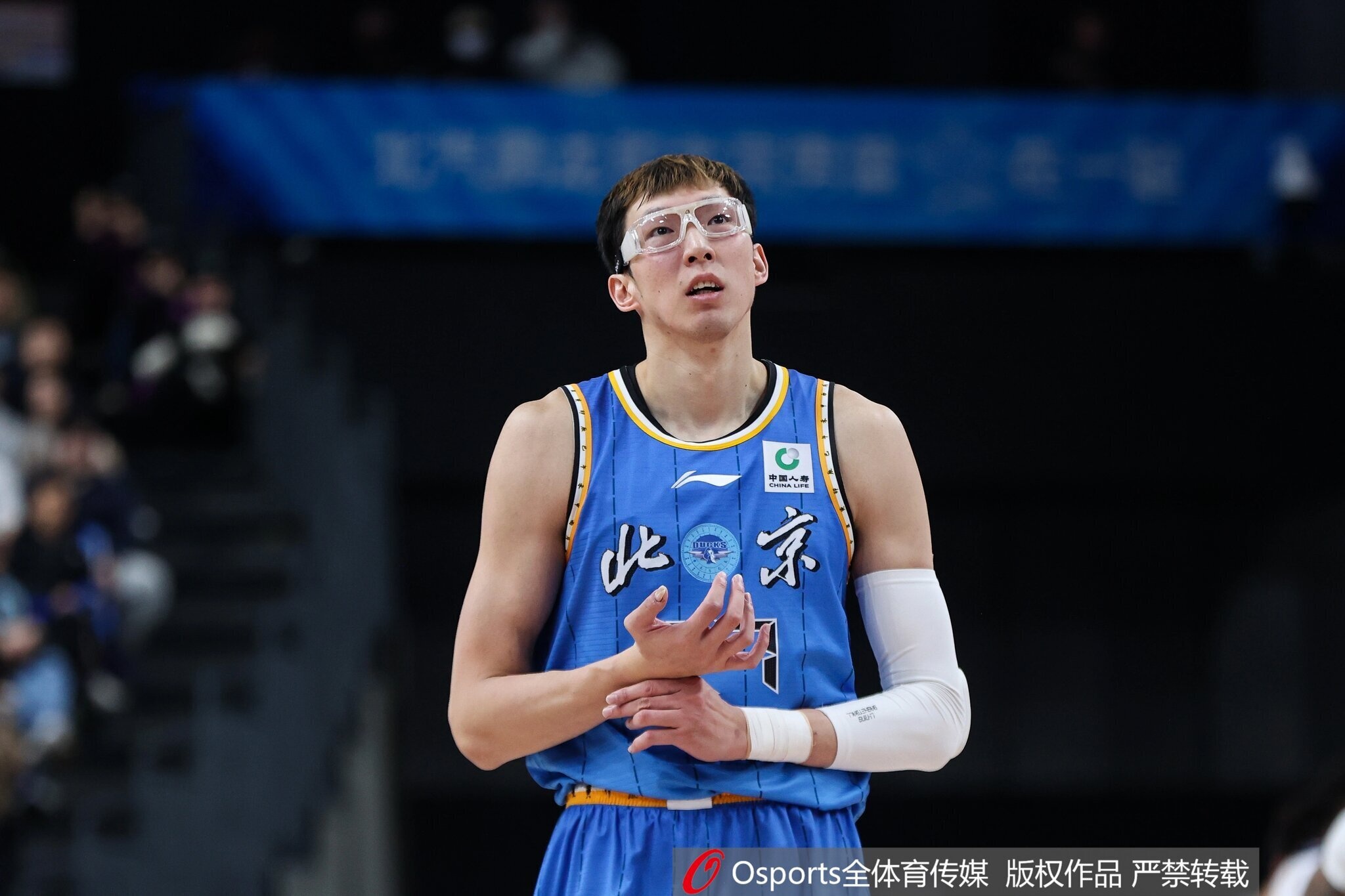 乐竞体育官方入口-打外援一点不怵！周琦半场3中3拿8分6板 多次造到犯规6罚2中